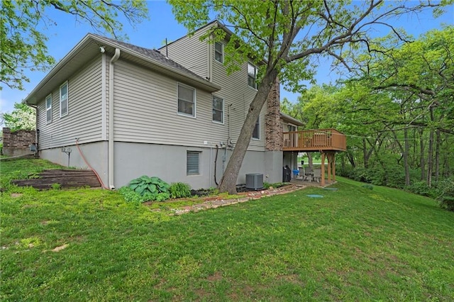 6525 County Line Rd, Shawnee, KS 66216 - back of property featuring a wooden deck and a lawn