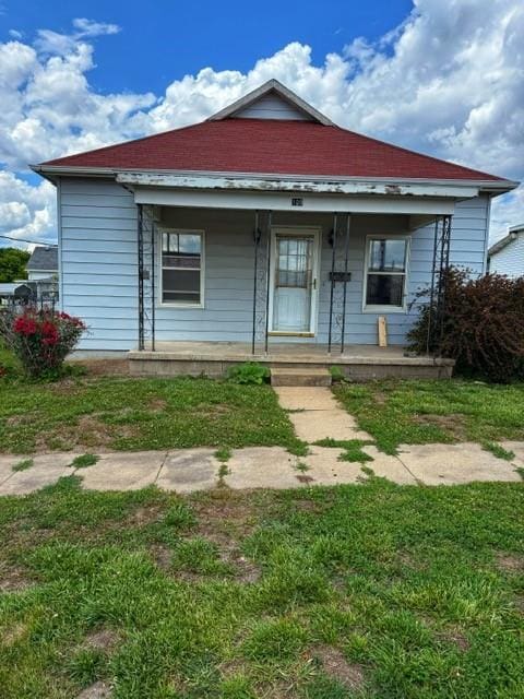 109 W 7th St, Mound City, MO 64470 - bungalow-style home featuring a porch