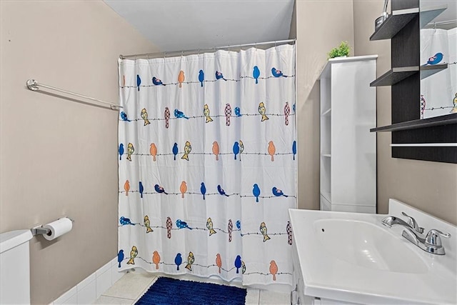 1405 W 40th St, Kansas City, MO 64111 - full bath with tile patterned floors and a shower with curtain