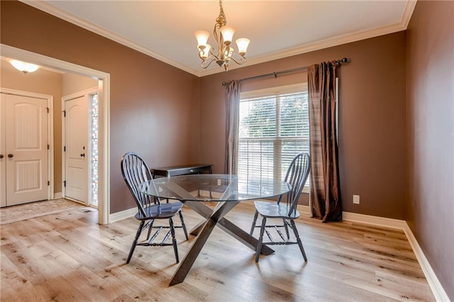 2208 SW Hawk View Rd, Lees Summit, MO 64082 - dining room featuring light wood-style floors, a chandelier, crown molding, and baseboards
