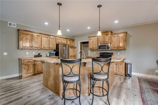 2208 SW Hawk View Rd, Lees Summit, MO 64082 - kitchen featuring stainless steel appliances, tasteful backsplash, a kitchen bar, a center island with sink, and recessed lighting