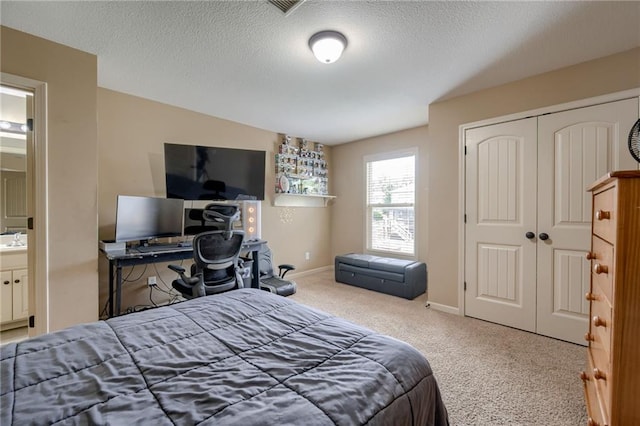 2208 SW Hawk View Rd, Lees Summit, MO 64082 - bedroom featuring carpet floors, a closet, a textured ceiling, and baseboards