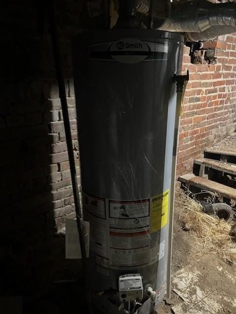 515 N 11th St, Saint Joseph, MO 64501 - utility room featuring gas water heater