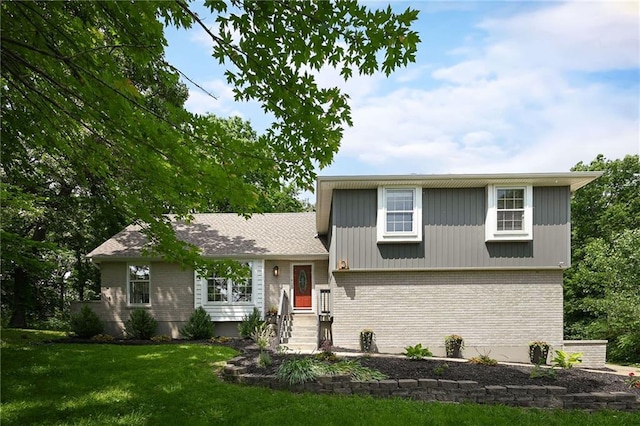 8 Apache Dr, Lake Winnebago, MO 64034 - tri-level home with brick siding and a front yard