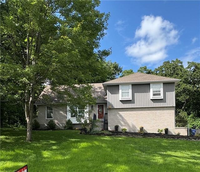 8 Apache Dr, Lake Winnebago, MO 64034 - tri-level home featuring brick siding and a front lawn