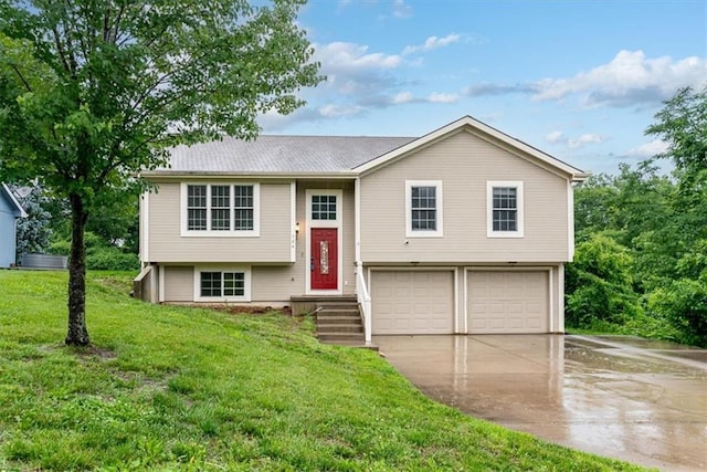 624 Mcdonald Rd, Leavenworth, KS 66048 - split foyer home featuring an attached garage, driveway, and a front yard