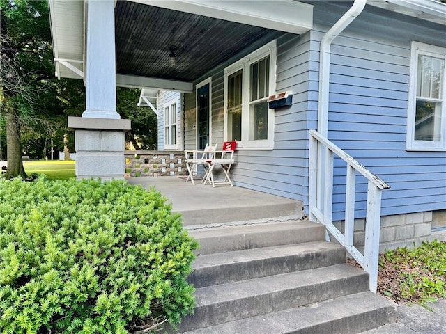 211 Park Ave, Parsons, KS 67357 - entrance to property with covered porch