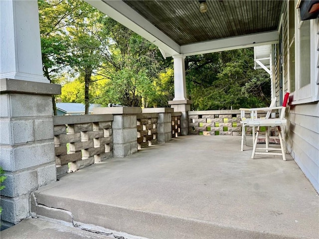 211 Park Ave, Parsons, KS 67357 - view of covered porch