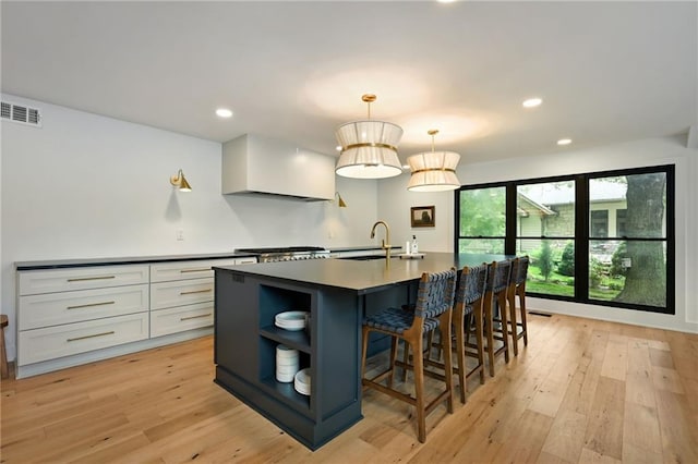 110 Cherokee Ln, Lake Winnebago, MO 64034 - kitchen with a sink, light wood finished floors, a center island with sink, open shelves, and recessed lighting