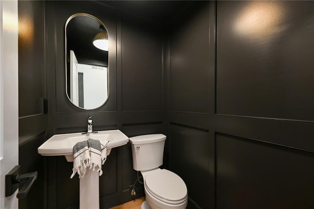 110 Cherokee Ln, Lake Winnebago, MO 64034 - bathroom featuring toilet and a decorative wall