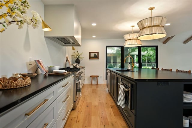110 Cherokee Ln, Lake Winnebago, MO 64034 - kitchen featuring a sink, dark countertops, custom range hood, light wood finished floors, and recessed lighting