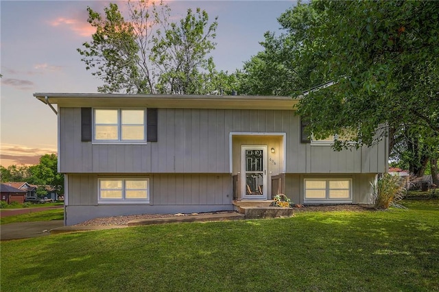 606 W Smith St, Spring Hill, KS 66083 - bi-level home featuring a front yard