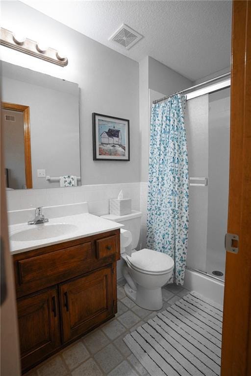 3832 SW Boulder Dr, Lees Summit, MO 64082 - bathroom featuring a shower with curtain, a textured ceiling, vanity, and toilet