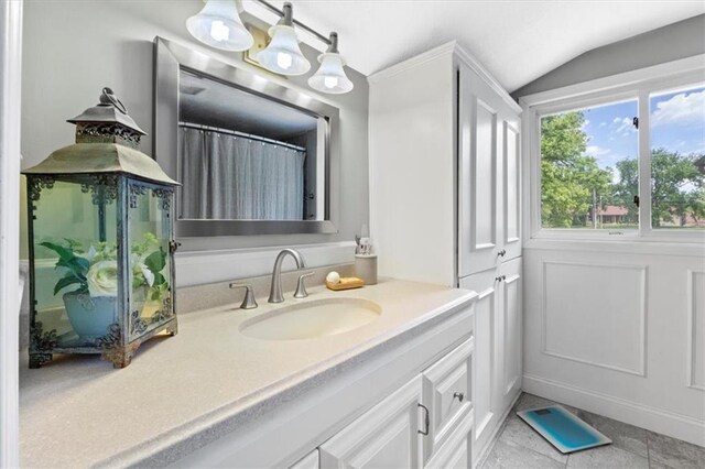 6246 Woodland Dr, Shawnee, KS 66218 - full bath with vanity and vaulted ceiling