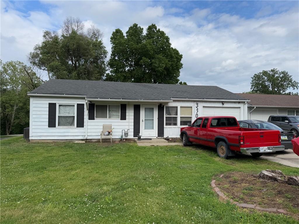 3301 Sioux Ln, Saint Joseph, MO 64503 - single story home with a garage and a front yard