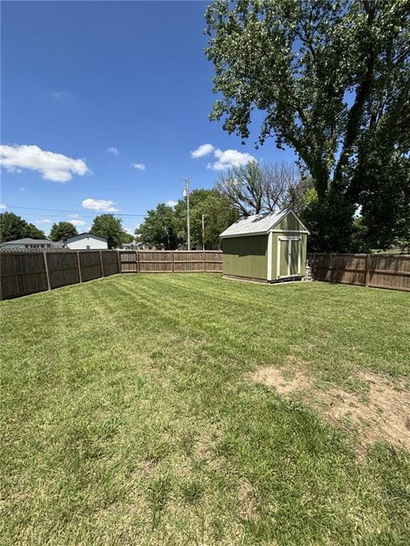 1205 W 14th Street Ct, Chanute, KS 66720 - view of yard
