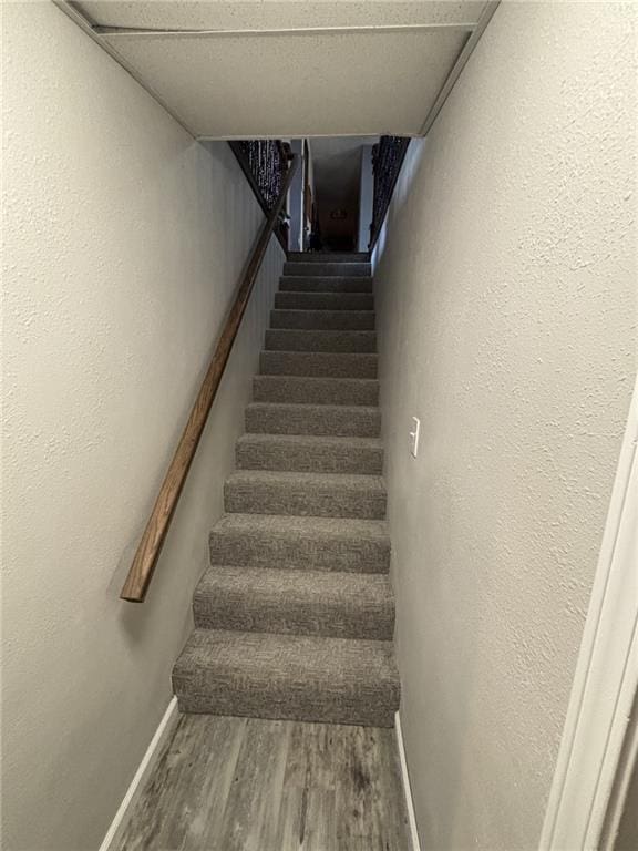 1205 W 14th Street Ct, Chanute, KS 66720 - stairway featuring wood finished floors and baseboards