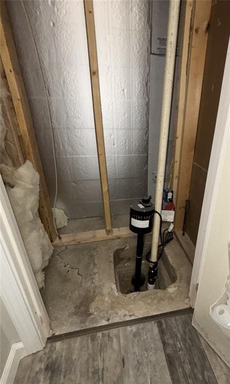 1205 W 14th Street Ct, Chanute, KS 66720 - bathroom featuring wood finished floors