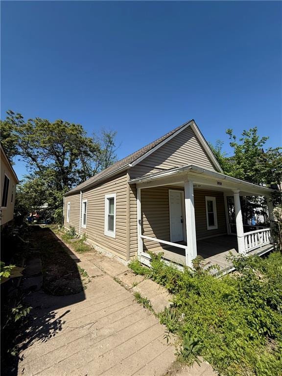 3318 E 24th St, Kansas City, MO 64127 - view of front facade featuring a porch