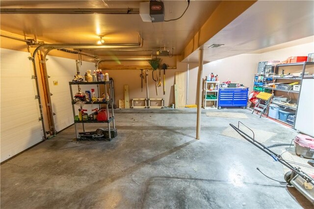 2802 N 39th Ter, Saint Joseph, MO 64506 - garage with a garage door opener
