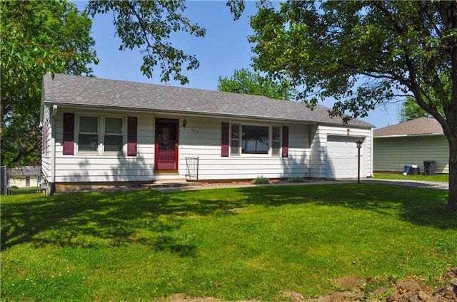 913 N Maple St, Stanberry, MO 64489 - single story home with a garage, a front lawn, and driveway