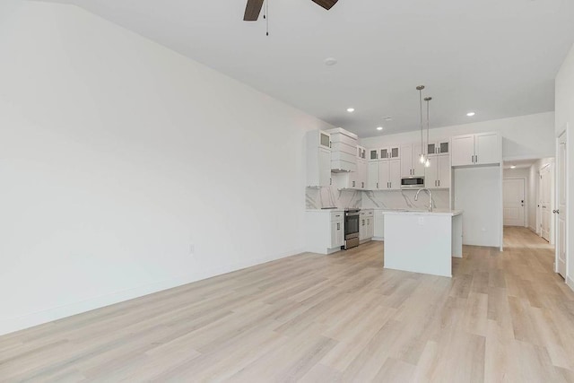 3818 NW 93rd St, Kansas City, MO 64154 - unfurnished living room featuring light wood-type flooring, a ceiling fan, recessed lighting, baseboards, and a sink