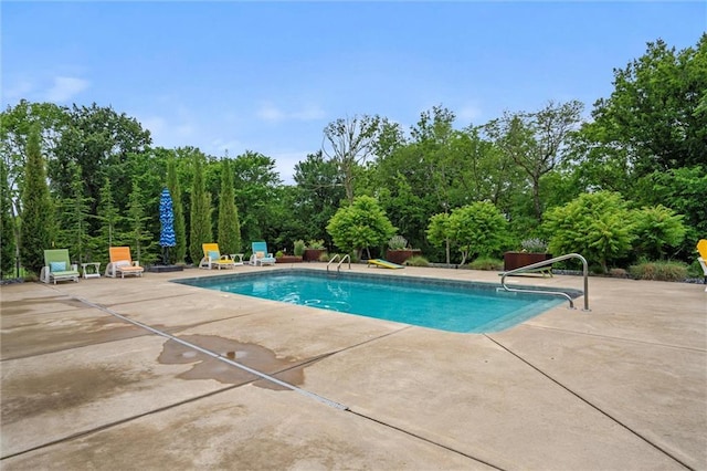 3112 Legacy Wood Dr, Lees Summit, MO 64086 - outdoor pool with a patio