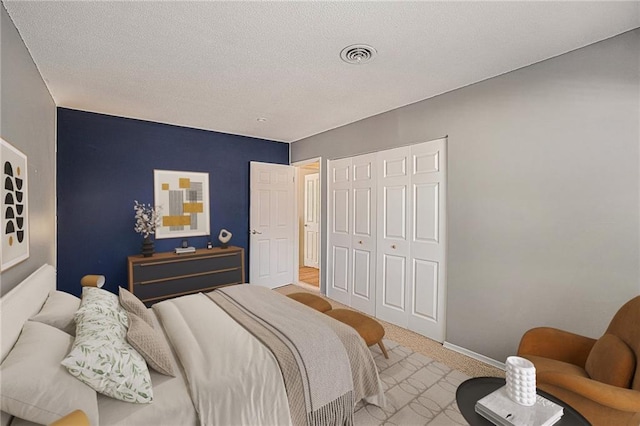 8564 W 85th St, Overland Park, KS 66212 - carpeted bedroom featuring a closet and a textured ceiling
