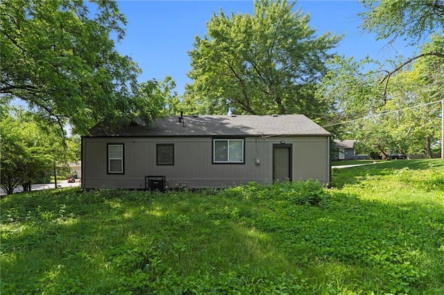 6 W 98th Ter, Kansas City, MO 64114 - back of house featuring cooling unit and a lawn