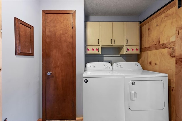 513 Brown Circle Dr, Osawatomie, KS 66064 - laundry area featuring cabinet space, separate washer and dryer, and a textured ceiling