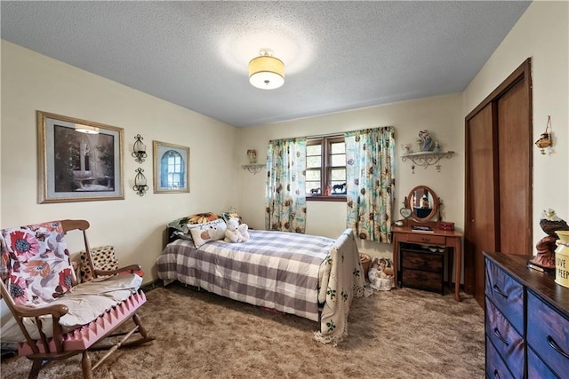 513 Brown Circle Dr, Osawatomie, KS 66064 - bedroom featuring a textured ceiling and carpet flooring