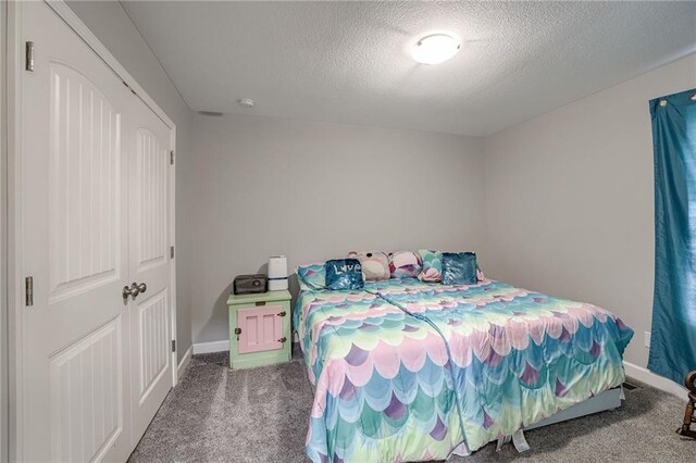 807 N Whispering Hills Dr, Lone Jack, MO 64070 - bedroom featuring carpet, a textured ceiling, and baseboards