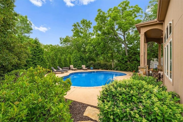 11121 S Whitetail Ln, Olathe, KS 66061 - swimming pool featuring a patio area
