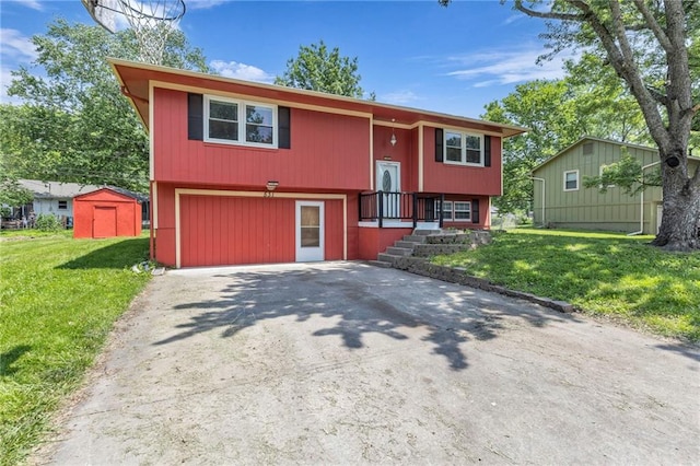 531 S Oak St, Gardner, KS 66030 - bi-level home with a garage, concrete driveway, and a front lawn