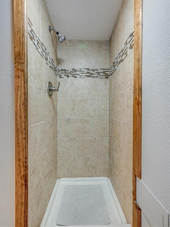 610 Morgan St, Lansing, KS 66043 - bathroom featuring a tile shower