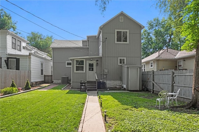 915 4th Ave, Leavenworth, KS 66048 - back of property with entry steps and a fenced backyard