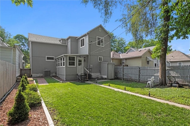 915 4th Ave, Leavenworth, KS 66048 - back of property featuring entry steps and a fenced backyard