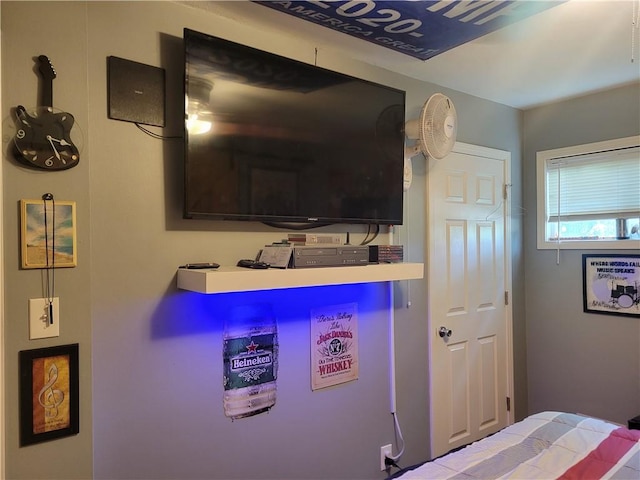 8218 W 87th St, Overland Park, KS 66212 - bedroom / living area view