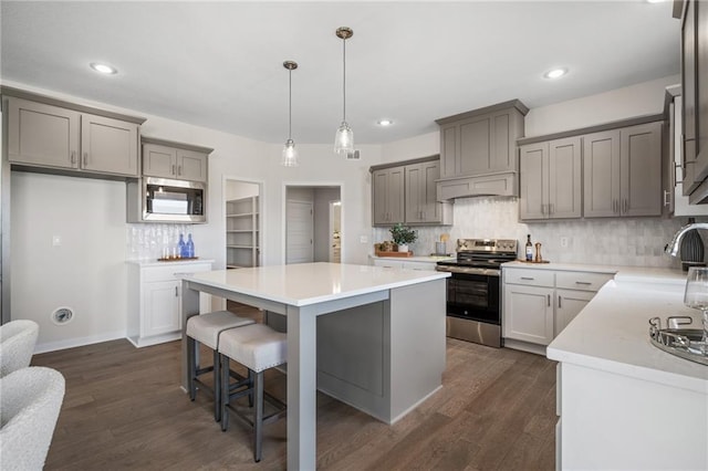 11487 S Cornice St, Olathe, KS 66061 - kitchen with appliances with stainless steel finishes, a sink, a center island, gray cabinetry, and recessed lighting