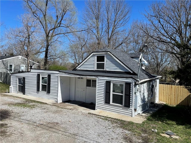 8633 N Main St, Kansas City, MO 64155 - view of front of house featuring a shingled roof