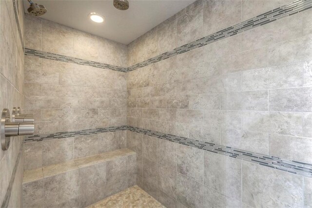 14095 NW 60th Ct, Parkville, MO 64152 - bathroom with a tile shower