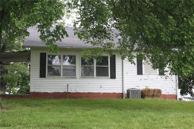 45 SW 675th Rd, Warrensburg, MO 64093 - view of side of property featuring a yard, central AC, and a shingled roof