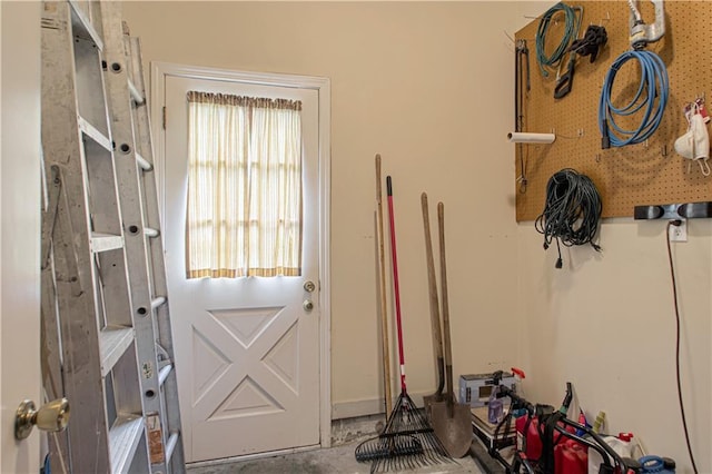 5037 Spring Ave, Kansas City, MO 64133 - view of entryway