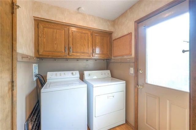 324 N Persimmon Dr, Olathe, KS 66061 - laundry area featuring washing machine and clothes dryer and cabinet space
