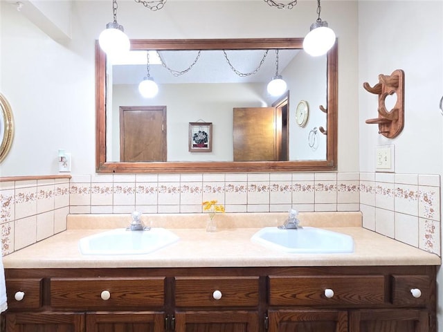 2101 Hillview Rd, Liberty, MO 64068 - full bathroom featuring double vanity and tasteful backsplash