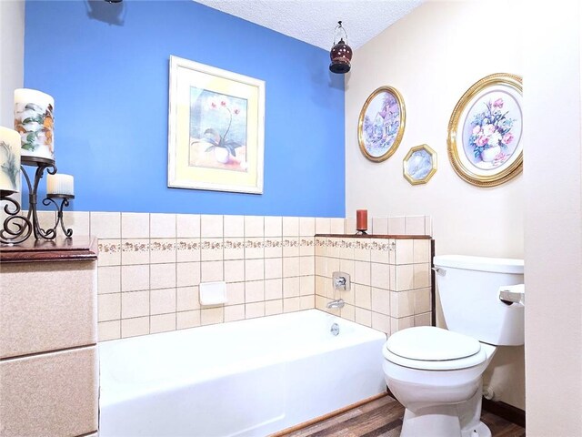 2101 Hillview Rd, Liberty, MO 64068 - full bath featuring wood finished floors, a bath, and a textured ceiling