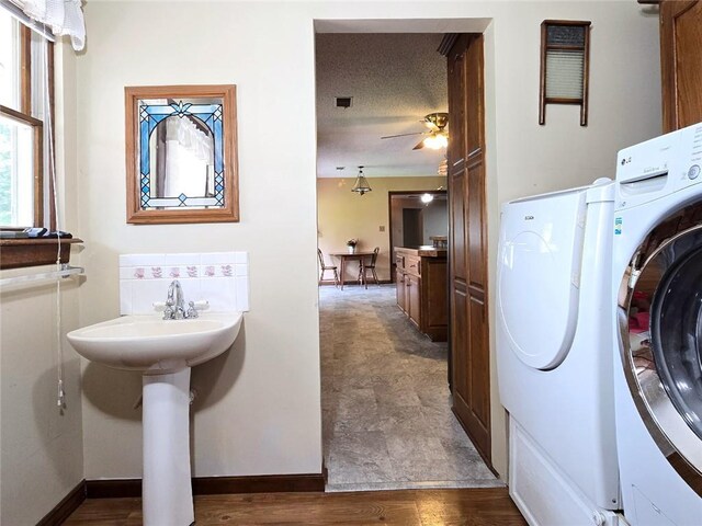 2101 Hillview Rd, Liberty, MO 64068 - laundry area with independent washer and dryer and ceiling fan