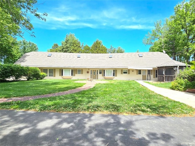 2101 Hillview Rd, Liberty, MO 64068 - single story home featuring a sunroom and a front yard