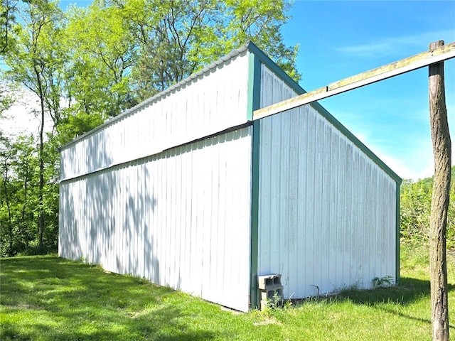 2101 Hillview Rd, Liberty, MO 64068 - view of pole building featuring a yard