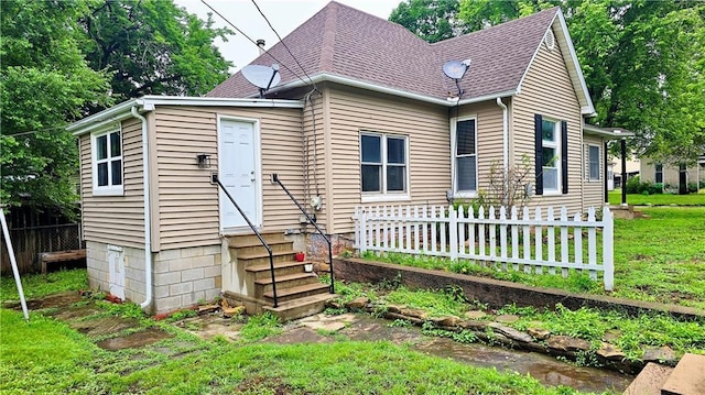 524 S Hill St, Fort Scott, KS 66701 - view of front facade featuring entry steps and roof with shingles